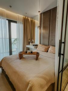 - une chambre avec un grand lit et une table dans l'établissement Hygge VIP Haven by NEXT WHITE, à Batoumi