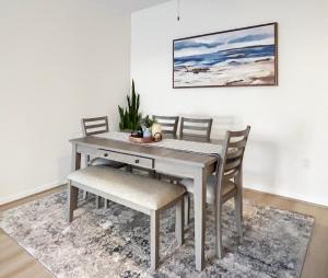 Χώρος καθιστικού στο Modern and Comfy - 2BR 2BA - 1st Floor, Near Outlets, Beaches & Christmas Village