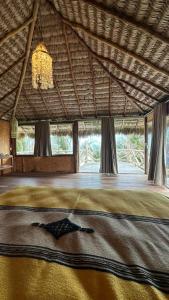 Zimmer mit einem Bett mit Kronleuchter in der Unterkunft Casa Lua Barrinha in Barrinha