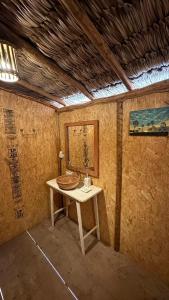 ein Badezimmer mit einem Waschbecken und einem Spiegel auf dem Tisch in der Unterkunft Casa Lua Barrinha in Barrinha