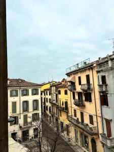 un grupo de edificios con balcones en una ciudad en Residenza Pozzani, en Verona 23 fotos más