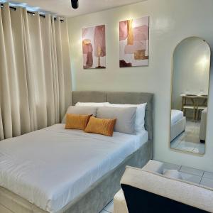 Ένα ή περισσότερα κρεβάτια σε δωμάτιο στο ComfyCondo near Enchanted Kingdom