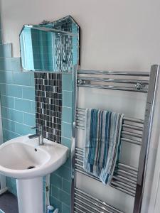 a bathroom with a sink and a mirror at Art Deco One Bedroom Guest Apartment in Yapton