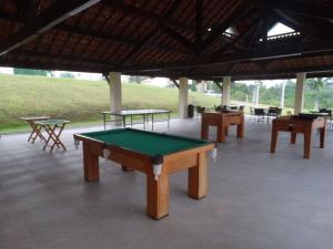 een groep tafeltennistafels in een paviljoen bij Casa na Serra - paz e natureza in Chã Grande