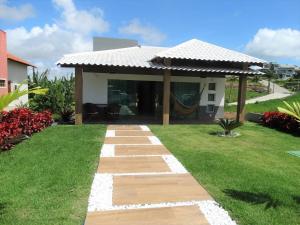 een tuin met een loopbrug voor een huis bij Casa na Serra - paz e natureza in Chã Grande