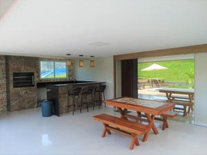 een woonkamer met 2 banken en een tafel bij Casa na Serra - paz e natureza in Chã Grande