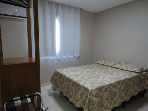 een slaapkamer met een bed, een raam en een stoel bij Casa na Serra - paz e natureza in Chã Grande +48 foto's