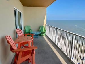 Balkón nebo terasa v ubytování 2BR Beach Front Condo with AMAZING Views