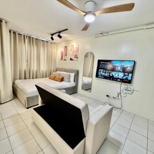 Μια τηλεόραση ή/και κέντρο ψυχαγωγίας στο ComfyCondo near Enchanted Kingdom