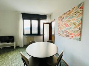 斯基奥Mamisà App centro Schio, parcheggio coperto的有桌椅和电视的房间
