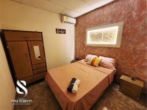 a small bedroom with a bed and a window at Casa Scarlett in Cartagena de Indias