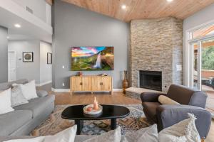 Posezení v ubytování 5 Bed 3 Bath Uptown Sedona-Game Room-Sauna-Cold Plunge-Jacuzzi-Gym