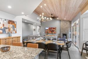 Posezení v ubytování 5 Bed 3 Bath Uptown Sedona-Game Room-Sauna-Cold Plunge-Jacuzzi-Gym