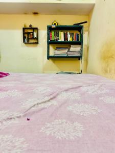 Ένα ή περισσότερα κρεβάτια σε δωμάτιο στο Kashi homestay