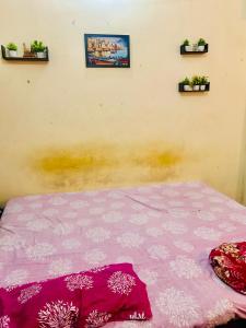 Ένα ή περισσότερα κρεβάτια σε δωμάτιο στο Kashi homestay