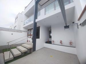 a staircase in a building with white walls and staircases at Casa de campo en condo cerca a playa Puerto Viejo in San Antonio