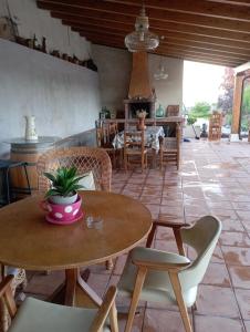 una stanza con tavolo e sedie e un tavolo con sedie di Casa Los Lagares a Peral de Arlanza