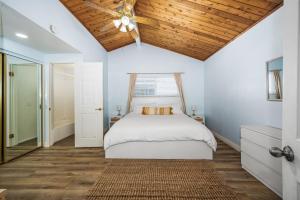 Ένα ή περισσότερα κρεβάτια σε δωμάτιο στο 3BR Home Steps from Shops, Pier and Beach