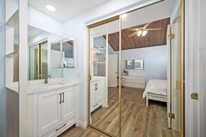 Ένα μπάνιο στο 3BR Home Steps from Shops, Pier and Beach