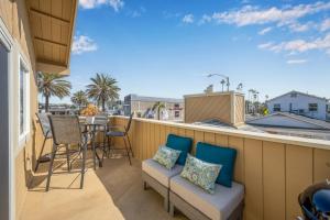 Μπαλκόνι ή βεράντα στο 3BR Home Steps from Shops, Pier and Beach