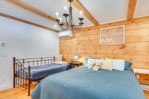 Katil atau katil-katil dalam bilik di Walkable North Woodstock Home on Main Street!
