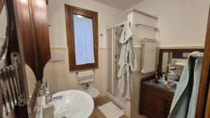 Koupelna v ubytování Elba-bella casa in Campagna, meraviglioso giardino, animali ammessi + 32 fotografií