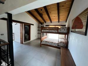 Cette chambre comprend 2 lits superposés. dans l'établissement Cabañas Rinconada Tapalpa, à San Antonio