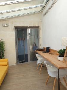 an office with a wooden table and chairs at Welcome Villa 8p moderne Terrasse Jacuzzi Jardin in LʼHay-les-Roses