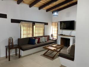 un salon avec un canapé et une cheminée dans l'établissement Cabañas Rinconada Tapalpa, à San Antonio