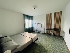 Mamisà App centro Schio, parcheggio coperto客房内的一张或多张床位