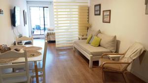 a living room with a couch and a table at Monoambiente céntrico in Montevideo