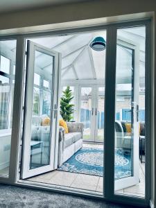 sala de estar con puertas de cristal y sofá en Spacious 3BR Home in Colchester, with Private Parking, en Colchester