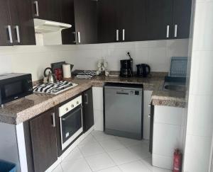 Η κουζίνα ή μικρή κουζίνα στο Oumadane Ocean view- Amazing apartment-International Fair and more near by
