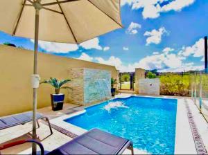 Luxury Villa W Pool & Spa 5 BEDROOMS游泳池或附近泳池