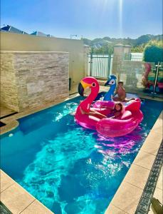 Luxury Villa W Pool & Spa 5 BEDROOMS游泳池或附近泳池