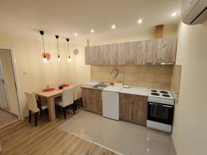 Kuchyň nebo kuchyňský kout v ubytování Ravana Sky Apartments
