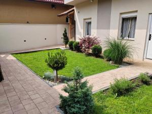 Zahrada ubytování Ravana Sky Apartments