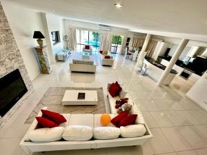 Luxury Villa W Pool & Spa 5 BEDROOMS電視和／或娛樂中心