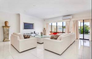 Luxury Villa W Pool & Spa 5 BEDROOMS電視和／或娛樂中心