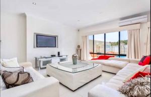 Luxury Villa W Pool & Spa 5 BEDROOMS休息區