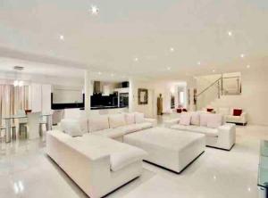 Luxury Villa W Pool & Spa 5 BEDROOMS休息區