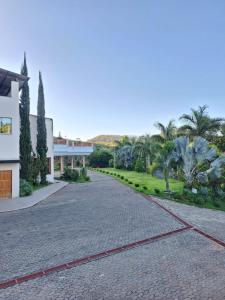 una entrada de entrada frente a una casa con palmeras en Pousada Paraiso - Próximo a UFV, en Viçosa 19 fotos más