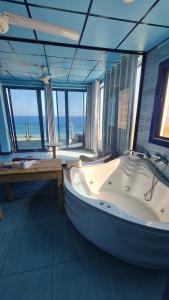 Postel nebo postele na pokoji v ubytování Luxurious Beachfront Villa with Private Pool & Jacuzzi in Dahab