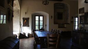 Una sala de estar con una mesa y sillas de madera. en The knight's castle Zamek Rycerski B&B, en Witków