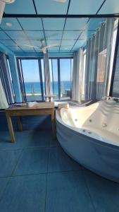 Ένα ή περισσότερα κρεβάτια σε δωμάτιο στο Luxurious Beachfront Villa with Private Pool & Jacuzzi in Dahab +20 φωτογραφίες