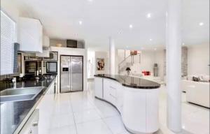Luxury Villa W Pool & Spa 5 BEDROOMS廚房或簡易廚房