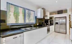 Luxury Villa W Pool & Spa 5 BEDROOMS廚房或簡易廚房