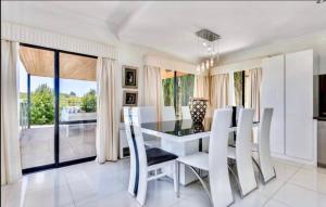 Luxury Villa W Pool & Spa 5 BEDROOMS電視和／或娛樂中心