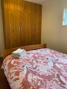 奥克兰Guest Suite in Half Moon Bay的一间卧室配有一张带红白毯子的床