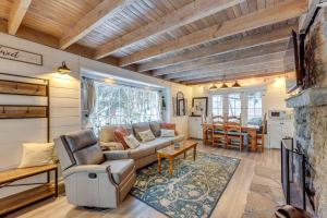 una sala de estar con un sofá y una mesa en Walkable Green Gables Cottage in Lake Arrowhead, en Lake Arrowhead